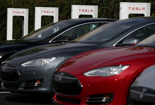 FREMONT, CA - AUGUST 16: Tesla Model S sedans are seen parked in front of a row of new Tesla Superchargers outside of the Tesla Factory on August 16, 2013 in Fremont, California. Tesla Motors opened a new Supercharger station with four stalls for public use at their factory in Fremont, California. The Superchargers allow owners of the Tesla Model S to charge their vehicles in 20 to 30 minutes for free. There are now 18 charging stations in the U.S. with plans to open more in the near future. (Photo by Justin Sullivan/Getty Images)