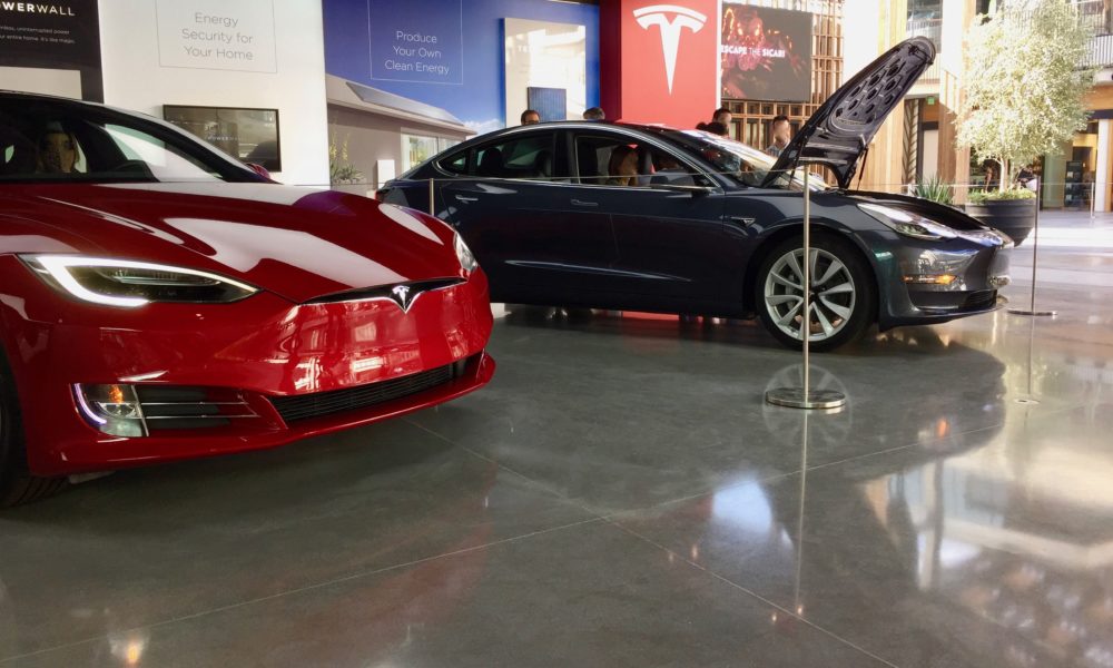 Tesla showroom in Century City mall, Los Angeles (Credit: Teslarati)