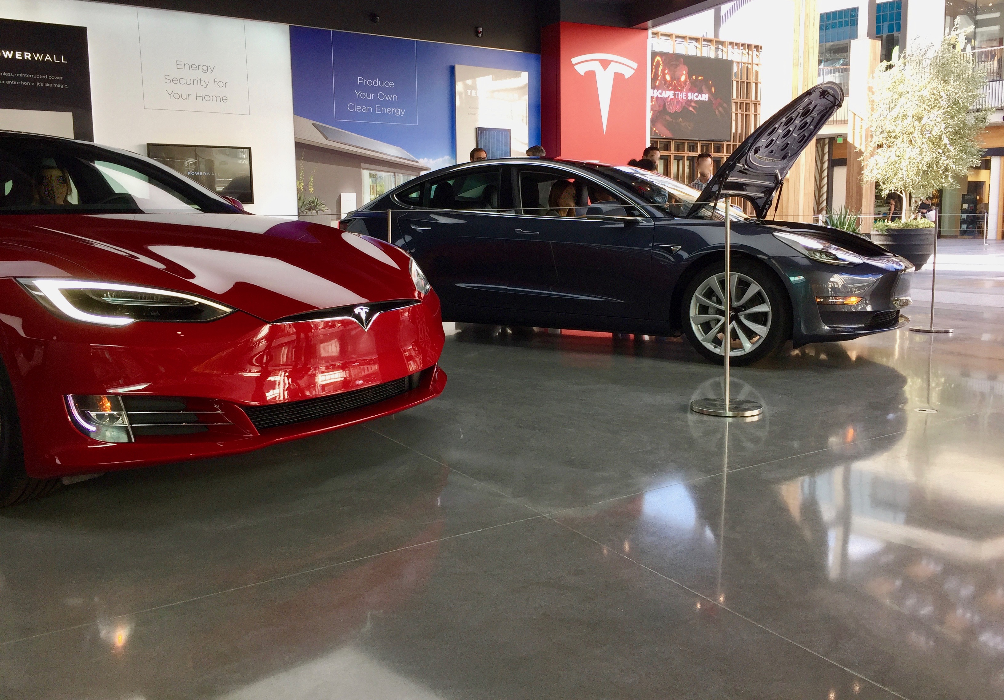 Tesla showroom in Century City mall, Los Angeles (Credit: Teslarati)