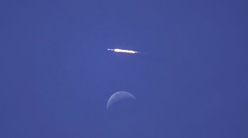 Video: SpaceX Falcon 9 over the moon