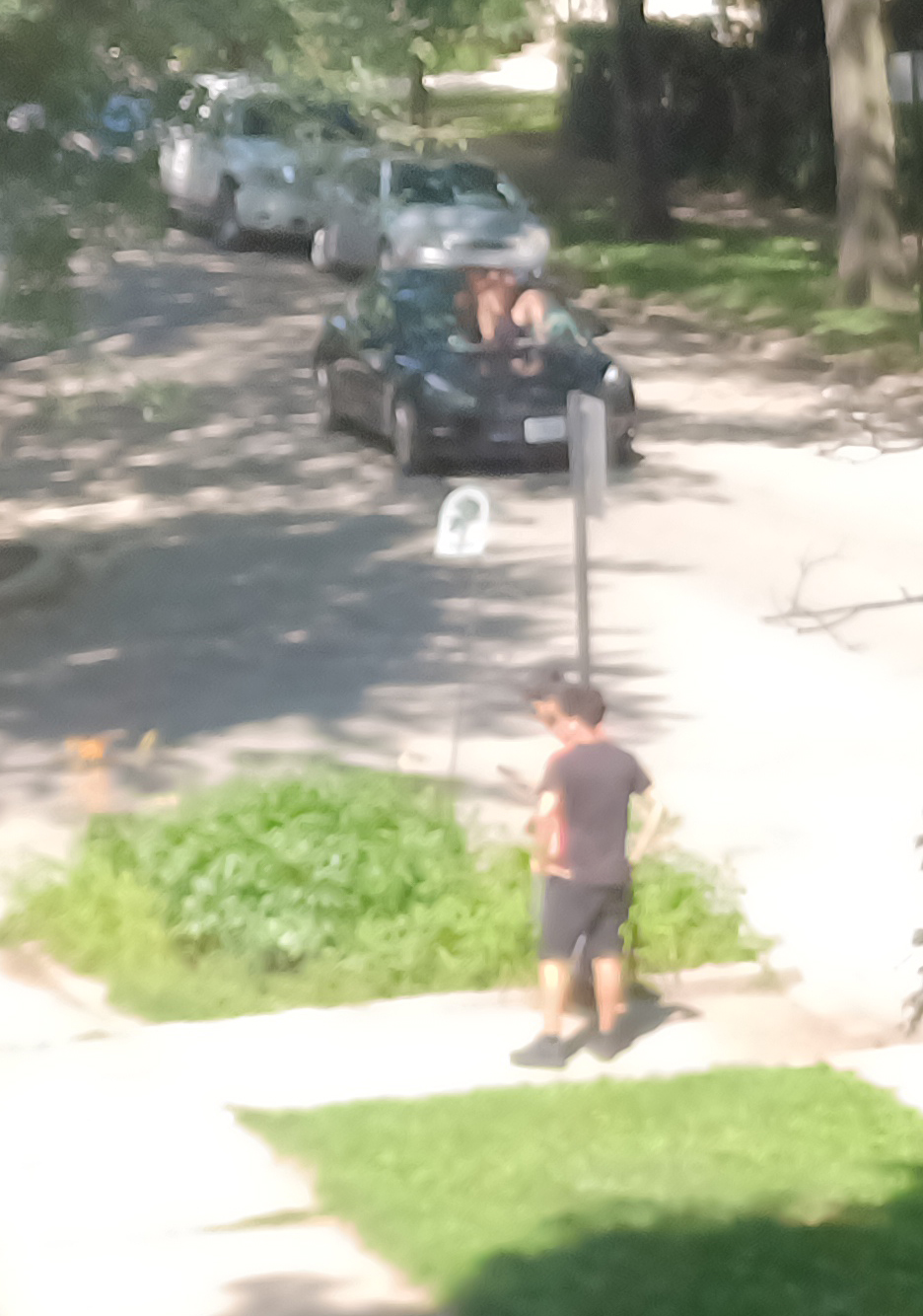 Agitated man destroys Tesla Model S Windshield & Sunroof