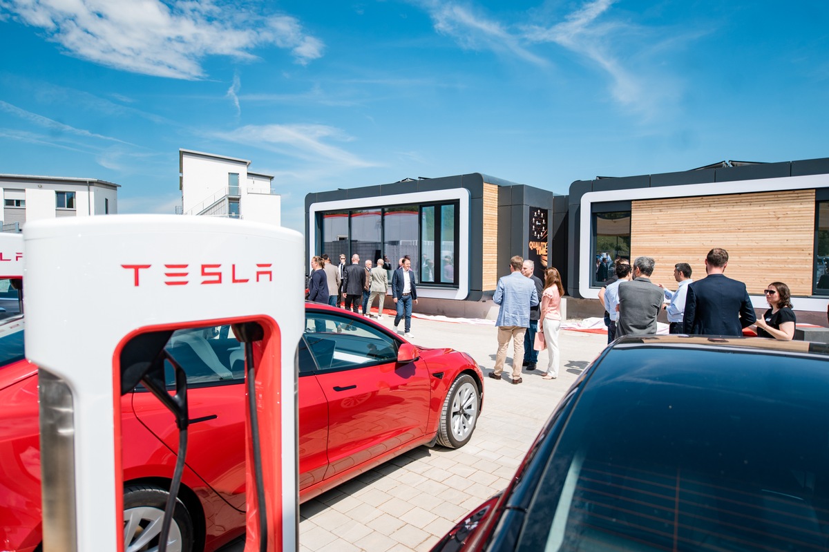 Tesla Supercharging Qubes bk world