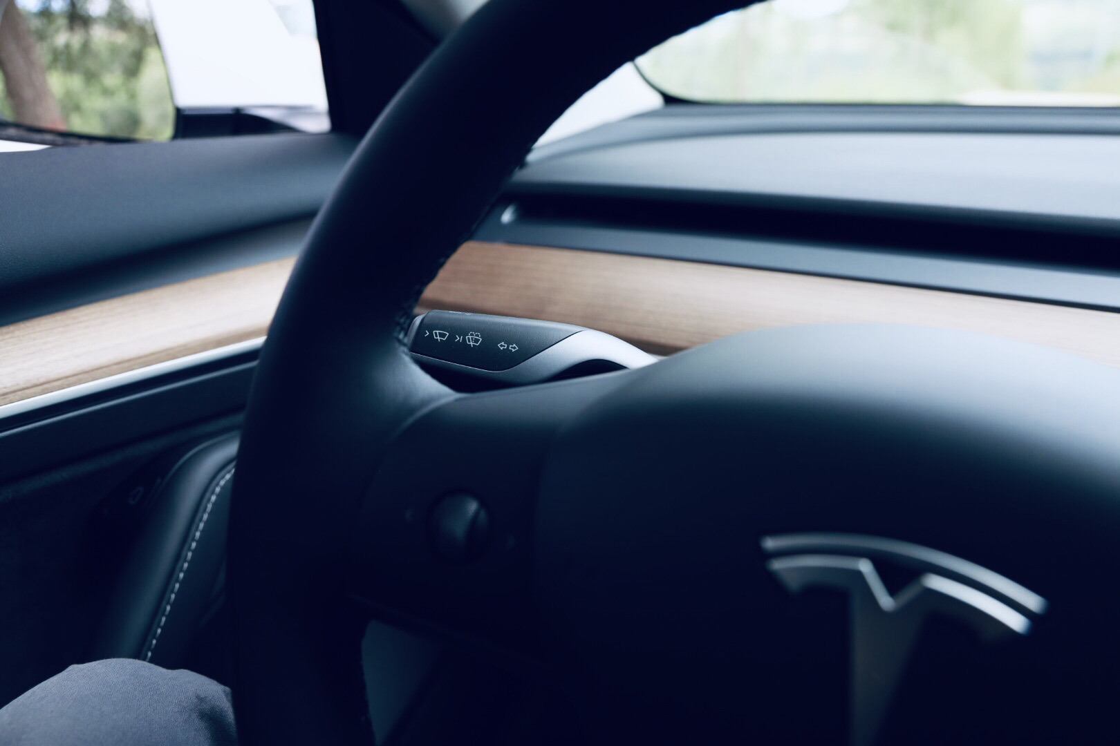 tesla-interior-cabin-steering-wheel