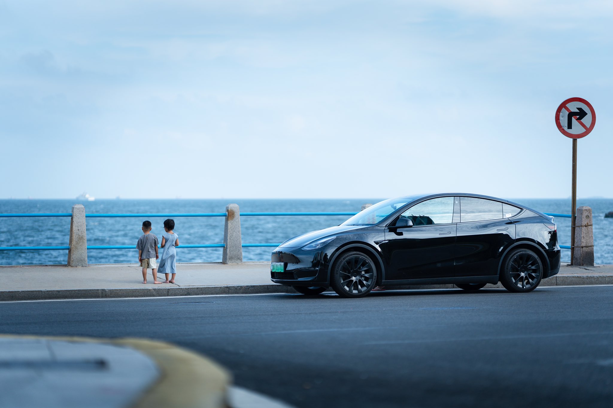 tesla-model-y-beach-1