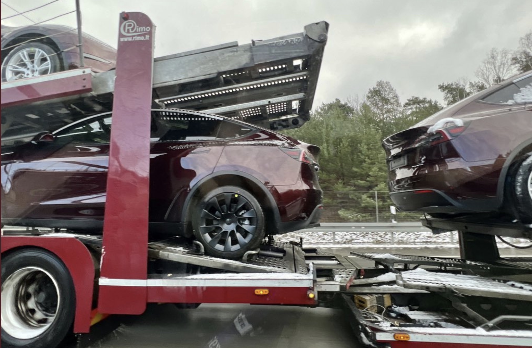 Tesla-gigafactory-berlin-midnight-cherry-red-model-y-delivery